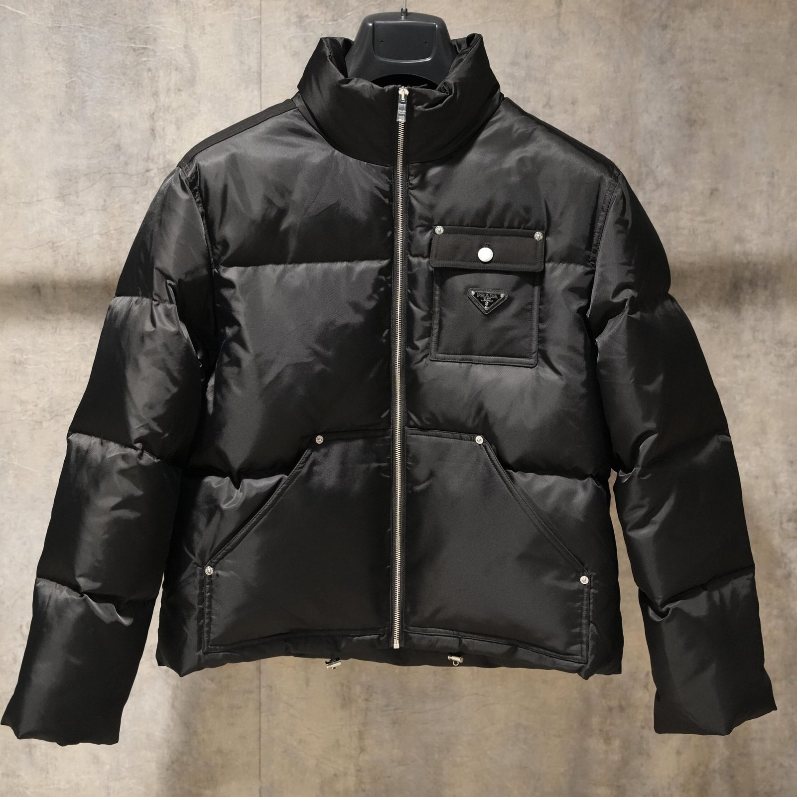 PradaRe-Nylon oversized cropped puffer jack met donsvulling